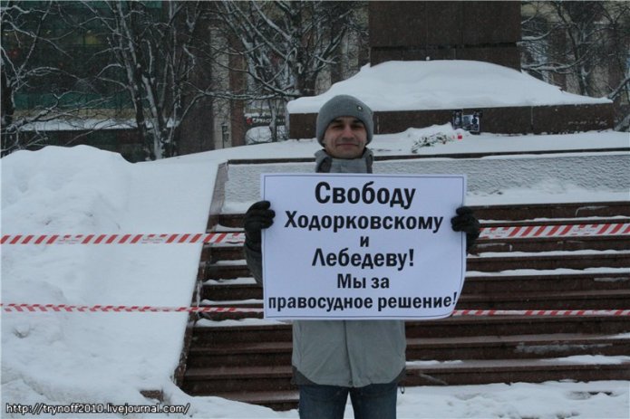 Яков Григорьев в одиночном пикете, 12 декабря 2010 года, Калининград / Фото: <a href="http://trunov-dmitry.livejournal.com/" target="_blank">Дмитрий Трунов</a>