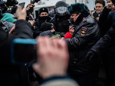 Поминутный контроль. Как власти противостояли участию школьников в акциях за Навального