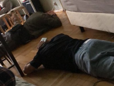 Четыре часа на полу и удар берцем в пах: рассказ об обыске в студии «Навальный Live»